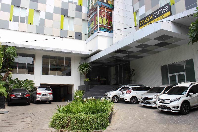 Maxone Signature Glodok Jakarta Hotel Exterior photo